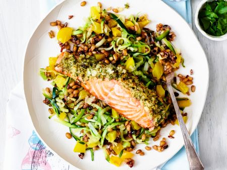 Lachs mit Zitronenkruste auf Dinkel-Linsen-Gemüse