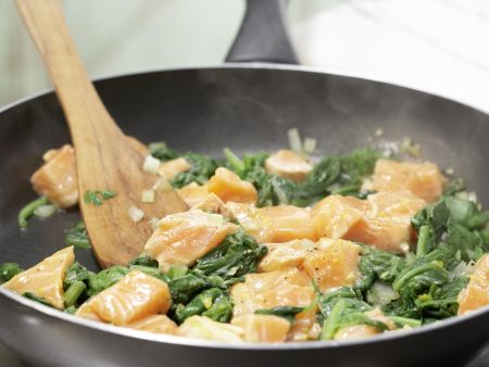 Lachs-Spinat-Pfanne Zubereitung Schritt 11 Lachs-Spinat-Pfanne Zubereitung Schritt 11