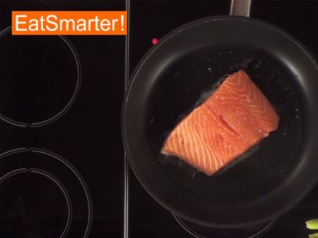 Wie Sie ein Lachsfilet perfekt in der Pfanne braten