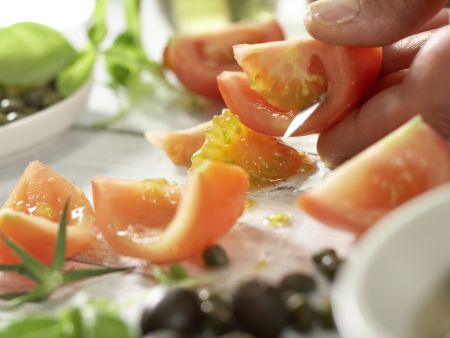 Lachsfilet auf Tomatengemüse Zubereitung Schritt 1 Lachsfilet auf Tomatengemüse Zubereitung Schritt 1