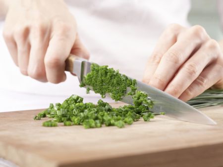 Lachstatar auf Selleriepuffern Zubereitung Schritt 2 Lachstatar auf Selleriepuffern Zubereitung Schritt 2