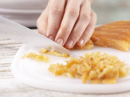 Lachstatar auf Selleriepuffern Zubereitung Schritt 3 Lachstatar auf Selleriepuffern Zubereitung Schritt 3