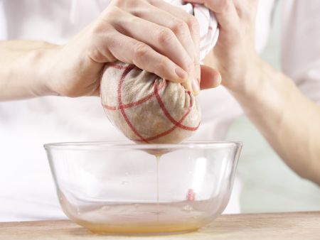Lachstatar auf Selleriepuffern Zubereitung Schritt 6 Lachstatar auf Selleriepuffern Zubereitung Schritt 6