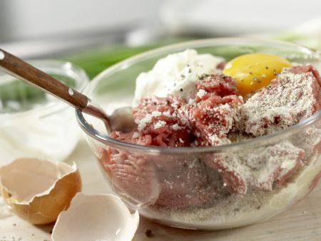 Lammhackbällchen-Ragout Zubereitung Schritt 1 Lammhackbällchen-Ragout Zubereitung Schritt 1