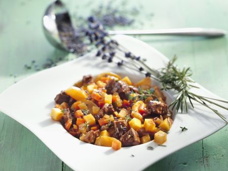 Lammragout mit Streckrüben und Lavendel