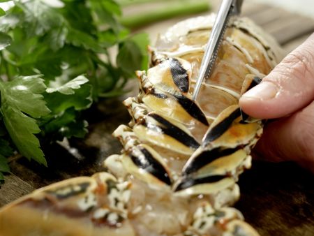 Langusten-Kokos-Suppe Zubereitung Schritt 1 Langusten-Kokos-Suppe Zubereitung Schritt 1