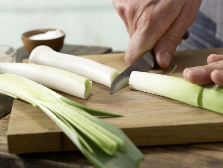 Lauch mit Erdnuss-Sauce Zubereitung Schritt 2 Lauch mit Erdnuss-Sauce Zubereitung Schritt 2
