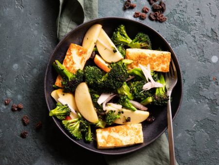 Lauwarmer Brokkolisalat mit Rosinen und Äpfeln