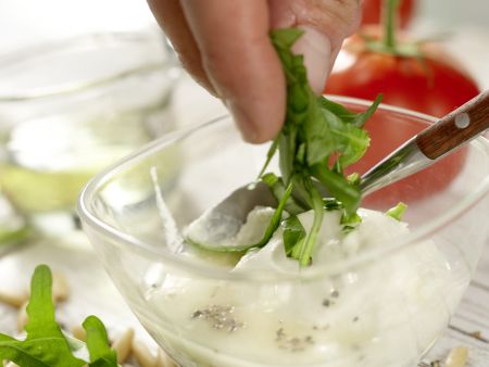 Lauwarmer Hähnchen-Nudel-Salat Zubereitung Schritt 1 Lauwarmer Hähnchen-Nudel-Salat Zubereitung Schritt 1
