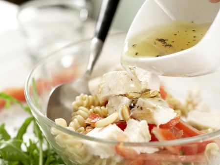 Lauwarmer Hähnchen-Nudel-Salat Zubereitung Schritt 11 Lauwarmer Hähnchen-Nudel-Salat Zubereitung Schritt 11