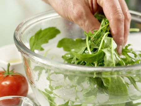 Lauwarmer Hähnchen-Nudel-Salat Zubereitung Schritt 2 Lauwarmer Hähnchen-Nudel-Salat Zubereitung Schritt 2