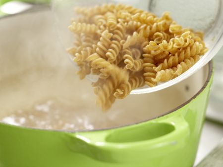 Lauwarmer Hähnchen-Nudel-Salat Zubereitung Schritt 7 Lauwarmer Hähnchen-Nudel-Salat Zubereitung Schritt 7