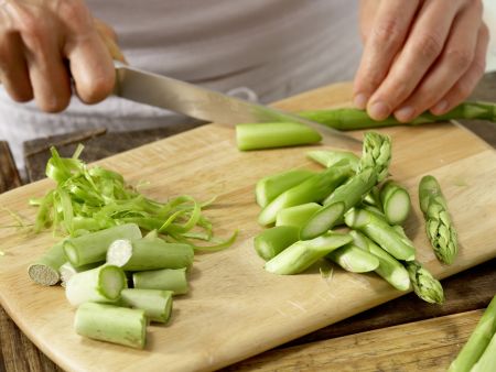Lauwarmer Spargel-Tomaten-Salat Zubereitung Schritt 1 Lauwarmer Spargel-Tomaten-Salat Zubereitung Schritt 1