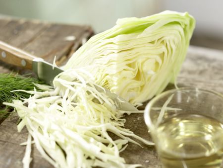 Lengfisch auf Kümmel-Spitzkohl Zubereitung Schritt 2 Lengfisch auf Kümmel-Spitzkohl Zubereitung Schritt 2