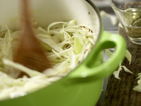 Lengfisch auf Kümmel-Spitzkohl Zubereitung Schritt 4 Lengfisch auf Kümmel-Spitzkohl Zubereitung Schritt 4
