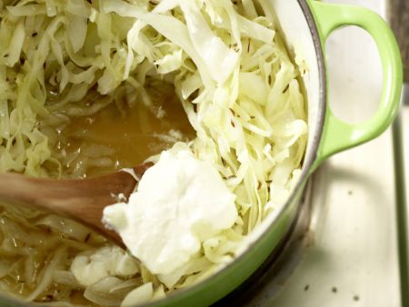 Lengfisch auf Kümmel-Spitzkohl Zubereitung Schritt 8 Lengfisch auf Kümmel-Spitzkohl Zubereitung Schritt 8