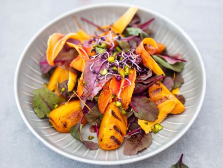 Lilienblütensalat mit gegrillten Aprikosen