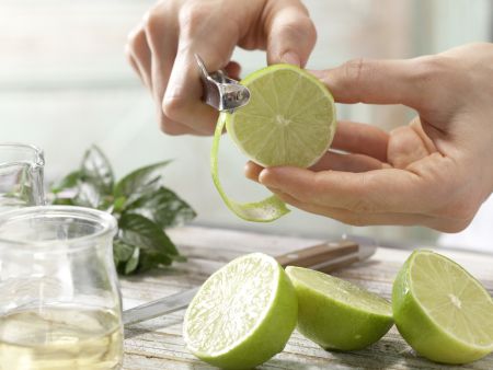 Limetten-Ingwer-Cocktail Zubereitung Schritt 2 Limetten-Ingwer-Cocktail Zubereitung Schritt 2
