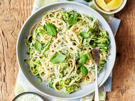 Linguine mit Zitronen, Zucchini, Erbsen und Parmesan