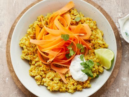 Linsen-Blumenkohl-Bowl mit Möhrennudeln