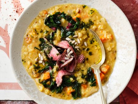 Linsen-Mangold-Suppe mit Rumpsteakstreifen