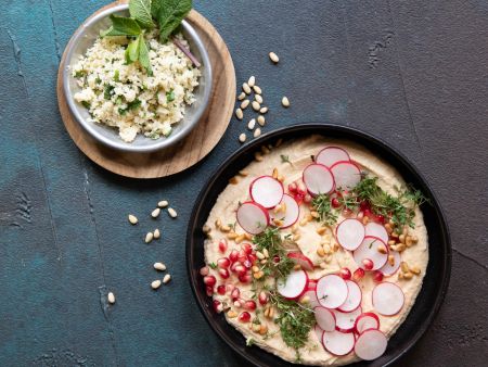 Loaded Hummus mit Kräuter-Couscous