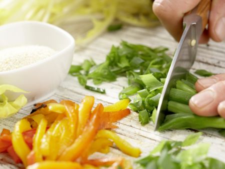 Löwenzahnsalat mit Ziegenkäsetalern Zubereitung Schritt 3 Löwenzahnsalat mit Ziegenkäsetalern Zubereitung Schritt 3