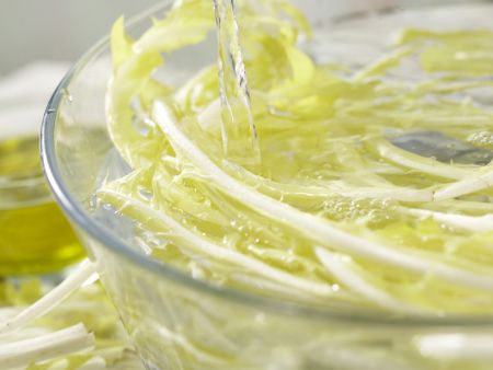 Löwenzahnsalat mit Ziegenkäsetalern Zubereitung Schritt 4 Löwenzahnsalat mit Ziegenkäsetalern Zubereitung Schritt 4