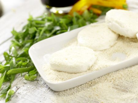 Löwenzahnsalat mit Ziegenkäsetalern Zubereitung Schritt 6 Löwenzahnsalat mit Ziegenkäsetalern Zubereitung Schritt 6