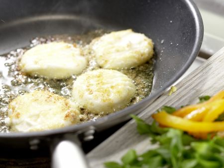 Löwenzahnsalat mit Ziegenkäsetalern Zubereitung Schritt 7 Löwenzahnsalat mit Ziegenkäsetalern Zubereitung Schritt 7