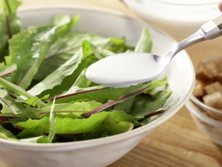 Löwenzahnsalat Zubereitung Schritt 5 Löwenzahnsalat Zubereitung Schritt 5