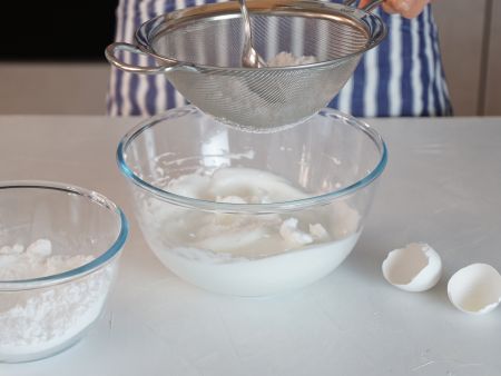 Low-Carb-Zimtsterne Zubereitung Schritt 1 Low-Carb-Zimtsterne Zubereitung Schritt 1