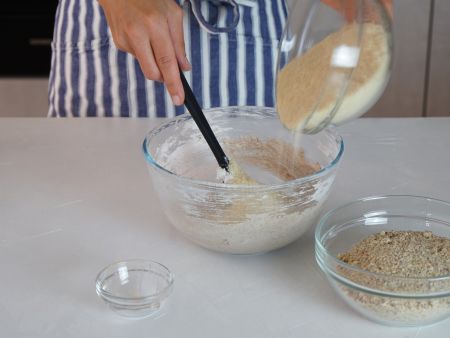 Low-Carb-Zimtsterne Zubereitung Schritt 2 Low-Carb-Zimtsterne Zubereitung Schritt 2