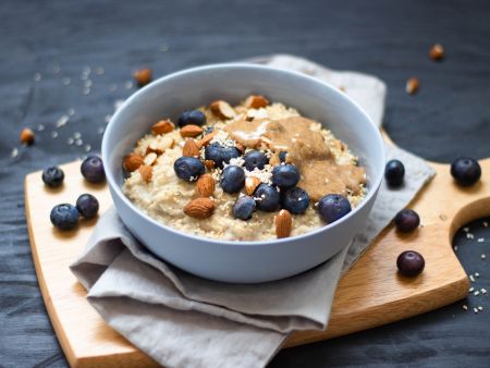 Mandel-Porridge mit Heidelbeeren