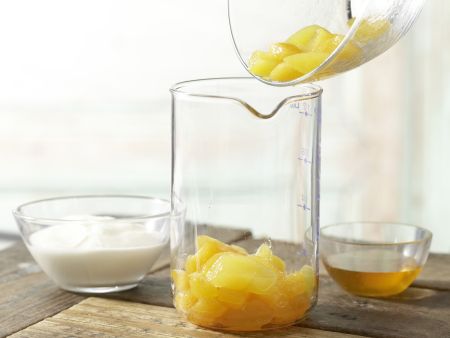 Mango-Joghurt-Mix Zubereitung Schritt 1 Mango-Joghurt-Mix Zubereitung Schritt 1