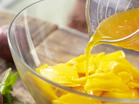 Mango-Maracuja-Creme Zubereitung Schritt 2 Mango-Maracuja-Creme Zubereitung Schritt 2