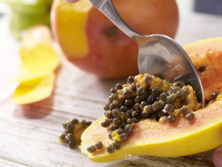 Mango-Papaya-Biskuitrolle Zubereitung Schritt 9 Mango-Papaya-Biskuitrolle Zubereitung Schritt 9