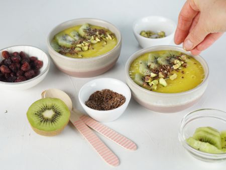 Mango-Smoothie-Bowl mit Kiwi Zubereitung Schritt 2 Mango-Smoothie-Bowl mit Kiwi Zubereitung Schritt 2