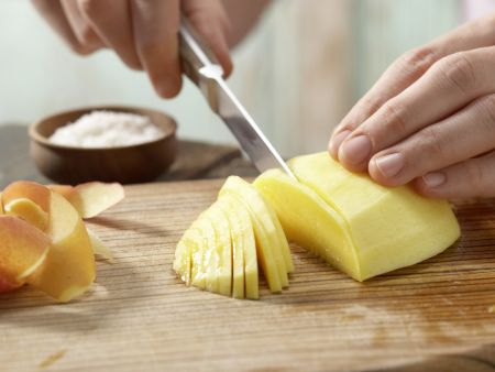 Mango-Toast mit Kokosraspeln Zubereitung Schritt 1 Mango-Toast mit Kokosraspeln Zubereitung Schritt 1