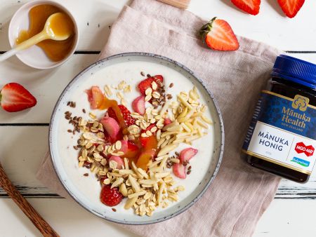 Manuka-Hafer-Bowl mit Rhabarber und Erdbeeren