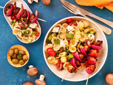 Marinierte Champignon-Spieße mit buntem Pasta-Salat