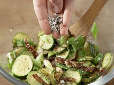 Mariniertes Ingwer-Zucchini-Gemüse Zubereitung Schritt 8 Mariniertes Ingwer-Zucchini-Gemüse Zubereitung Schritt 8