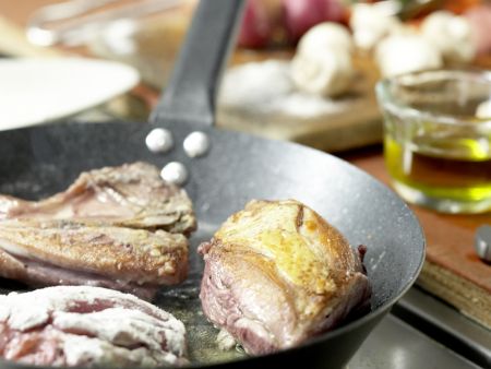 Geschmortes Hähnchen in Rotwein Zubereitung Schritt 3 Geschmortes Hähnchen in Rotwein Zubereitung Schritt 3