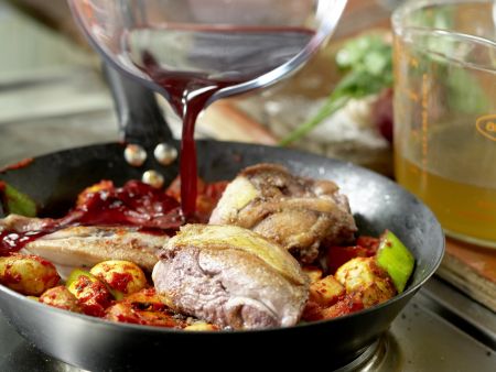 Geschmortes Hähnchen in Rotwein Zubereitung Schritt 5 Geschmortes Hähnchen in Rotwein Zubereitung Schritt 5