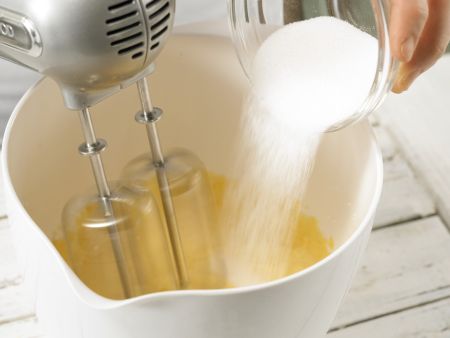 Marmorierte Erdbeertorte Zubereitung Schritt 2 Marmorierte Erdbeertorte Zubereitung Schritt 2