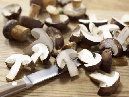 Maronenpilze mit Kräuter-Nuss-Kruste Zubereitung Schritt 6 Maronenpilze mit Kräuter-Nuss-Kruste Zubereitung Schritt 6
