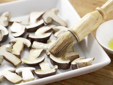 Maronenpilze mit Kräuter-Nuss-Kruste Zubereitung Schritt 7 Maronenpilze mit Kräuter-Nuss-Kruste Zubereitung Schritt 7