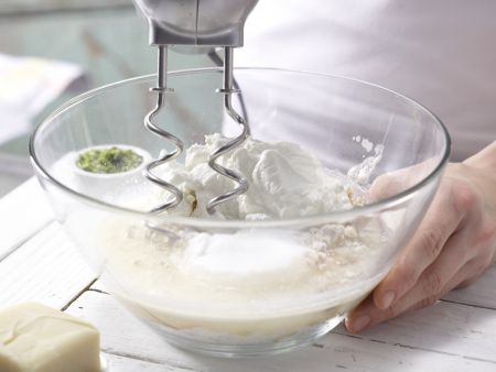 Marzipan-Quark-Kränze Zubereitung Schritt 1 Marzipan-Quark-Kränze Zubereitung Schritt 1