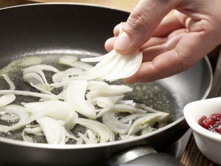 Matjes auf Apfel-Zwiebel-Gemüse Zubereitung Schritt 2 Matjes auf Apfel-Zwiebel-Gemüse Zubereitung Schritt 2