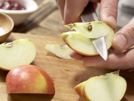 Matjes auf Apfel-Zwiebel-Gemüse Zubereitung Schritt 3 Matjes auf Apfel-Zwiebel-Gemüse Zubereitung Schritt 3